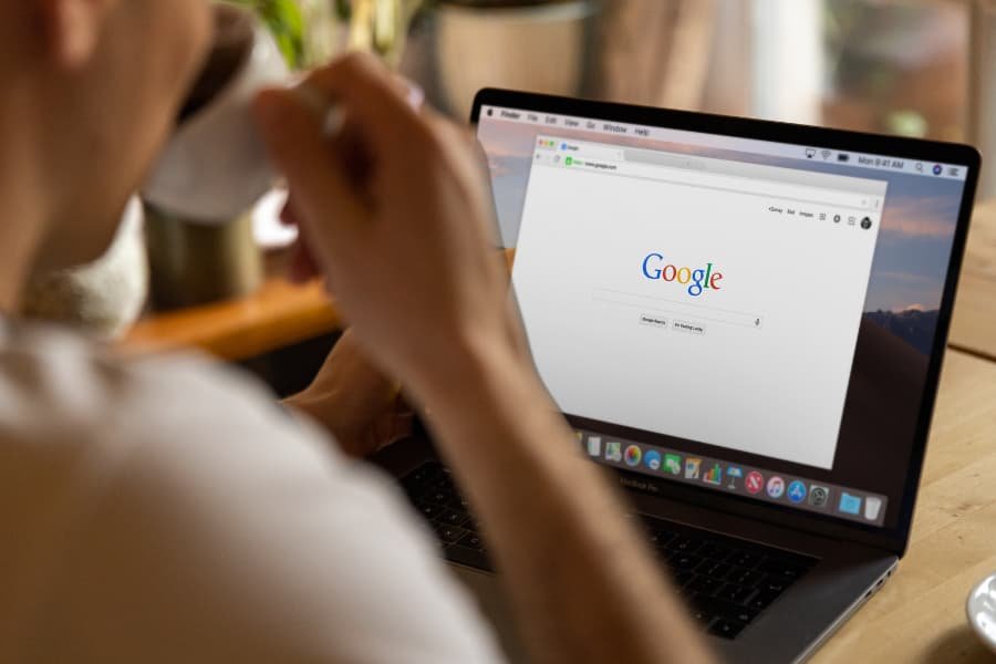 Utente che fa ricerca su Google
